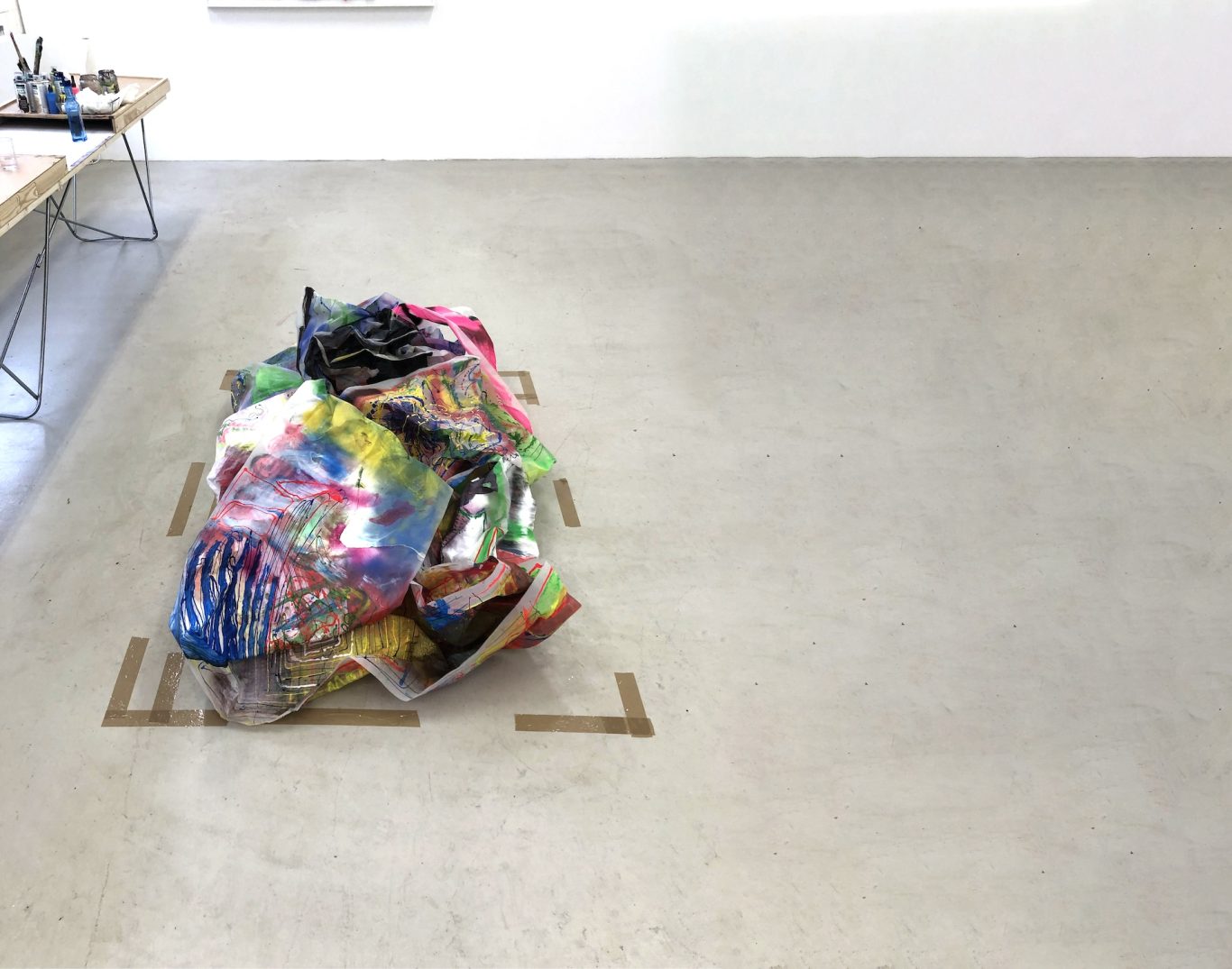 Volker Regel, abstraktes Kunstwerk aus Papier und Unikat. Papier gefaltetes, verklebtes Papier. Oberfläche naturbelassen.