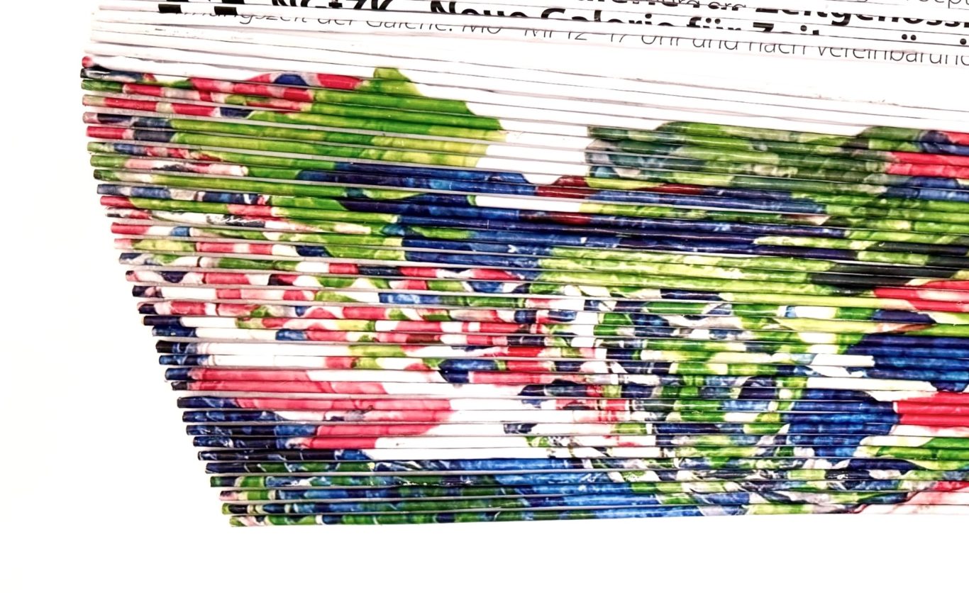 Volker Regel:
abstraktes Kunstwerk aus Papier und Unikat. Papier gefaltetes, verklebtes Papier. Oberfläche naturbelassen.